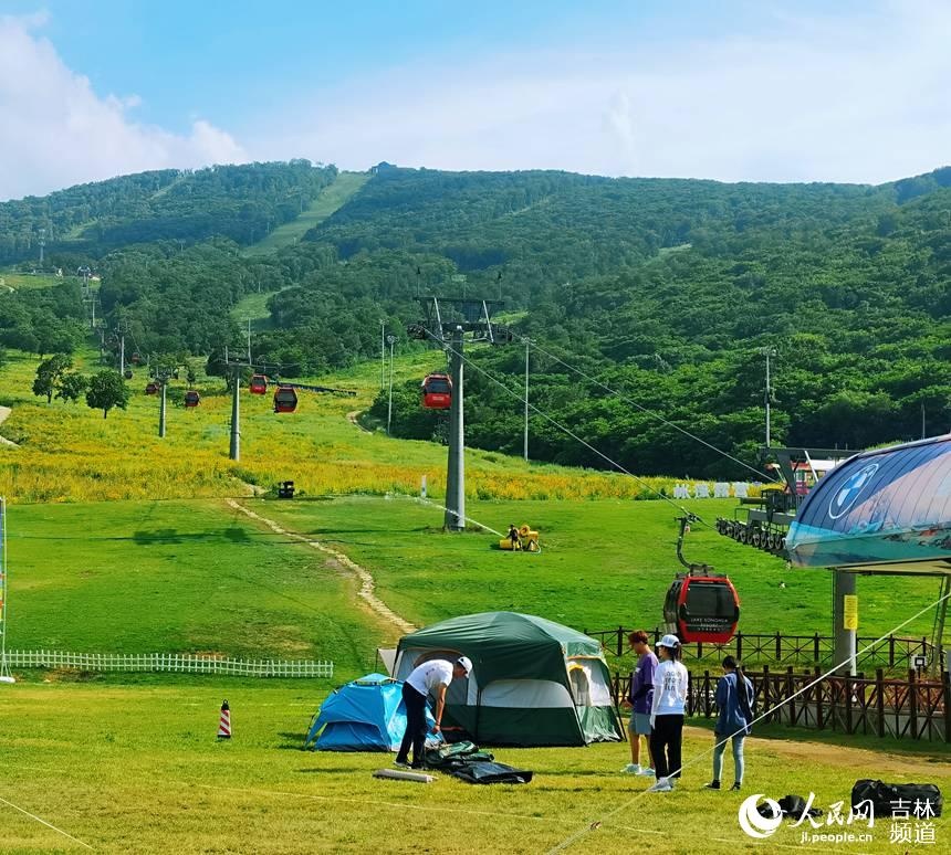 藍(lán)天綠草間游客在享受自然風(fēng)光(人民網(wǎng)王海躍 攝)