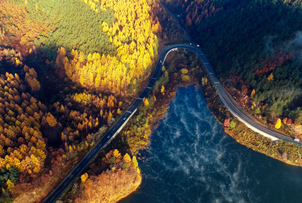 安圖縣境內的長白山天池、瀑布、溫泉群、美人松園、地下森林、藥王谷、風蝕浮石林等自然景觀星羅棋布；長白山神廟、古塔、古城、清祖降生地等人文景觀眾若繁星。安圖又以建設長白山文化風情線為載體，先后開發了長白山文化博覽城、二龍山公園、明月湖、雪山湖、福滿生態園、萬寶紅旗朝鮮族民俗村、古洞河休憩園、東北虎林園、海溝金礦工業旅游觀光區、安圖國際生態旅游度假區等旅游景點。