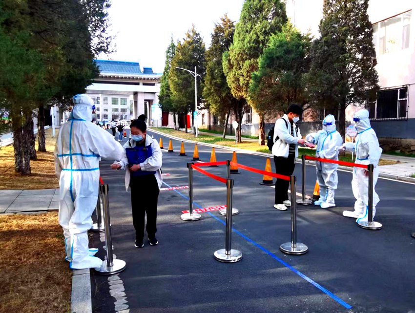 �Ӽ��е�һ�߼��ЌW�W��������ꠜy�w�������Ӽ��н����ֹ��D��