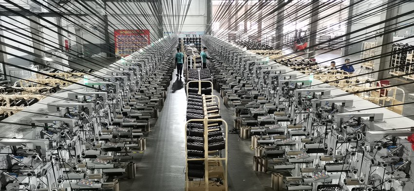 吉林化纖首條35K預(yù)浸料專用大絲束碳化線開車成功。(吉林化纖集團(tuán)供圖)