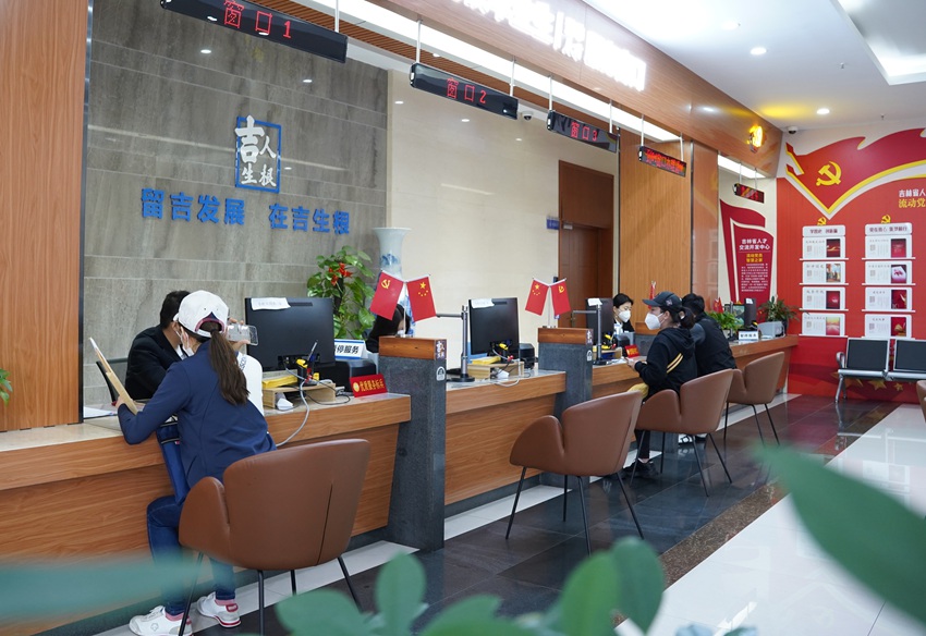 “我在家鄉(xiāng)挺好的!”——百日千萬網(wǎng)絡(luò)招聘活動吉林站現(xiàn)場。(吉林省人社廳供圖)