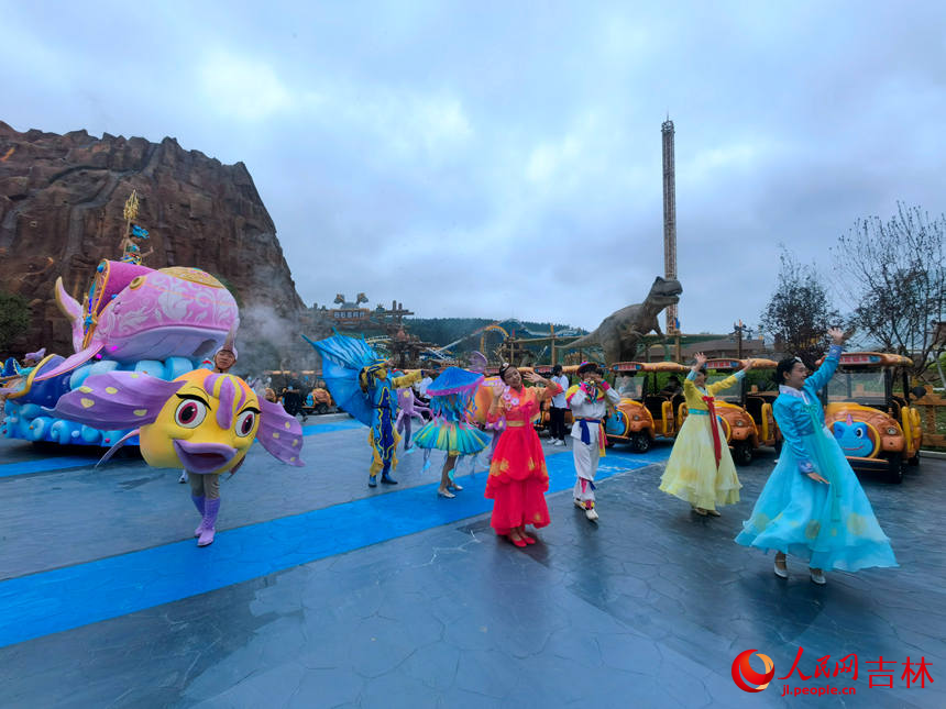 延吉恐龍王國游園表演。人民網 馬俊華攝