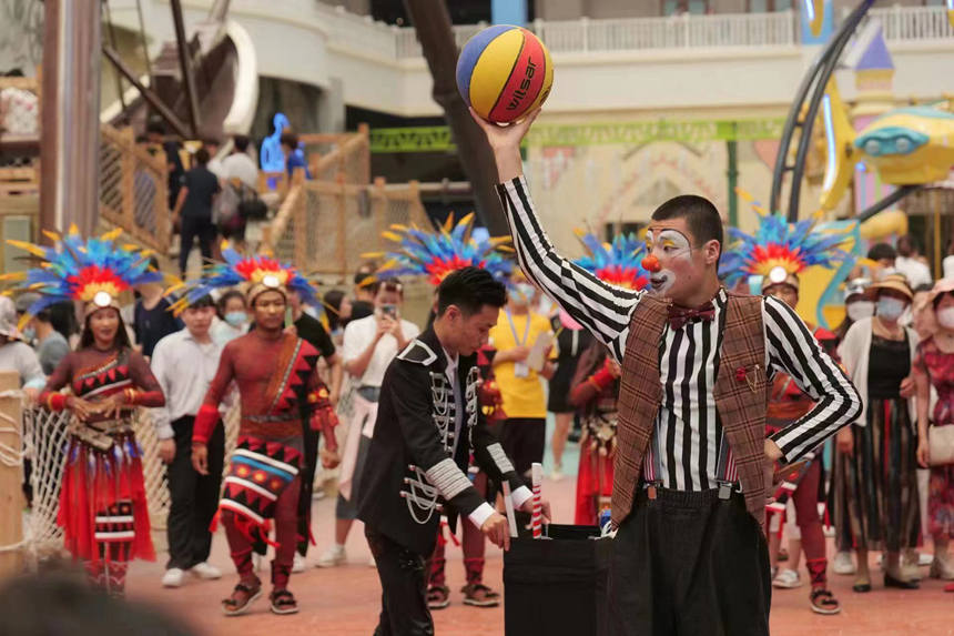 延吉恐龍王國游園表演。劉菲菲攝