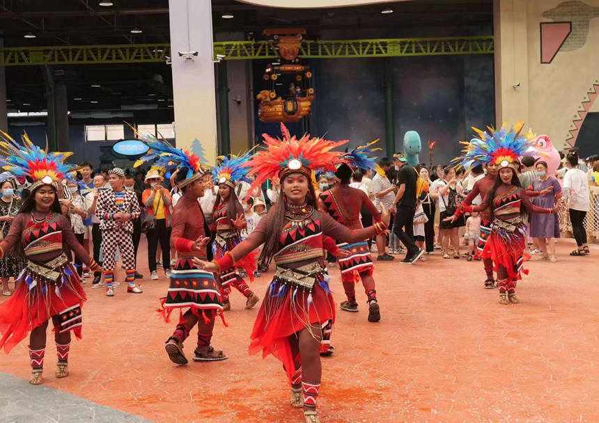 延吉恐龍王國游園表演。劉菲菲攝