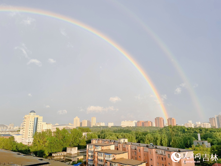 雙輪彩虹持續(xù)了十幾分鐘。人民網(wǎng) 李思玥攝