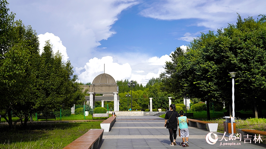 吉林“高顏值”藍(lán)天白云在線。人民網(wǎng) 李思玥攝