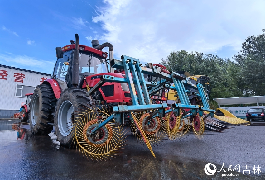 盧偉農機農民專業合作社大型農機。人民網 李洋攝