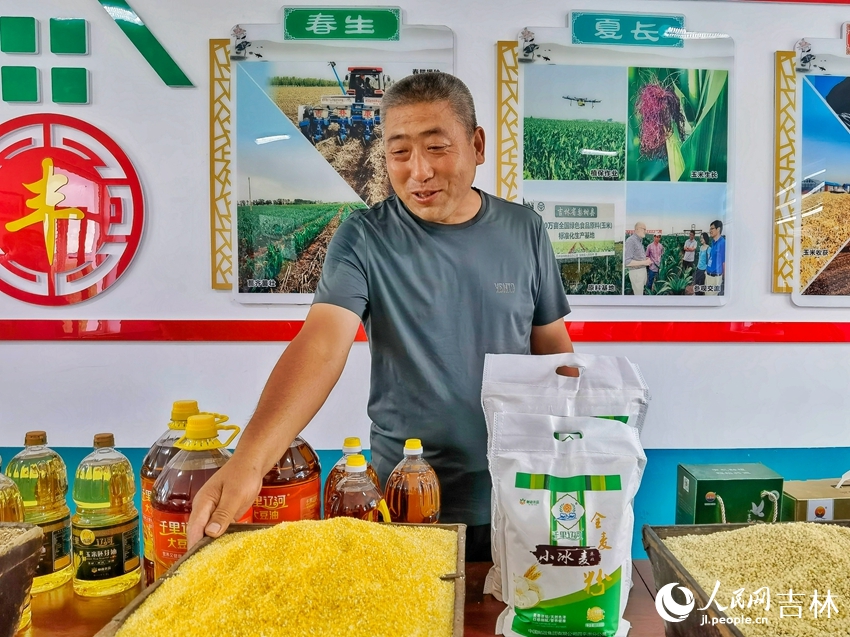 盧偉介紹合作社產品。人民網 李洋攝。