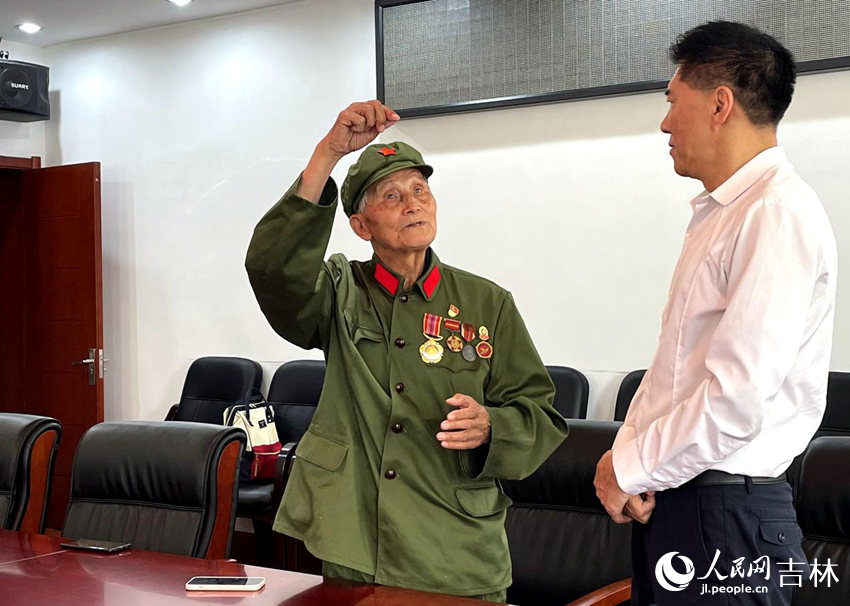 楊秀友講述著入朝作戰時的種種經歷。人民網 李思玥攝