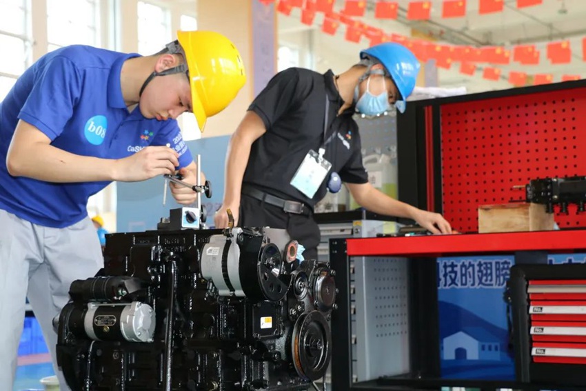 正在進(jìn)行比賽的馬銘軒(左)。(長(zhǎng)春職業(yè)技術(shù)學(xué)校供圖)