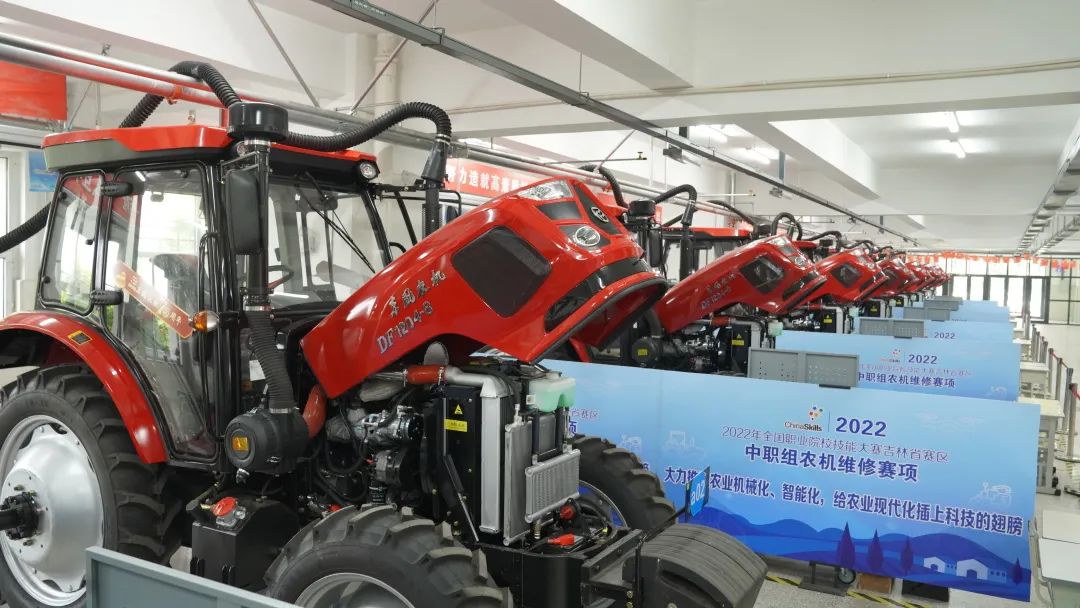 賽場(chǎng)農(nóng)機(jī)整齊排列。長(zhǎng)春職業(yè)技術(shù)學(xué)校供圖