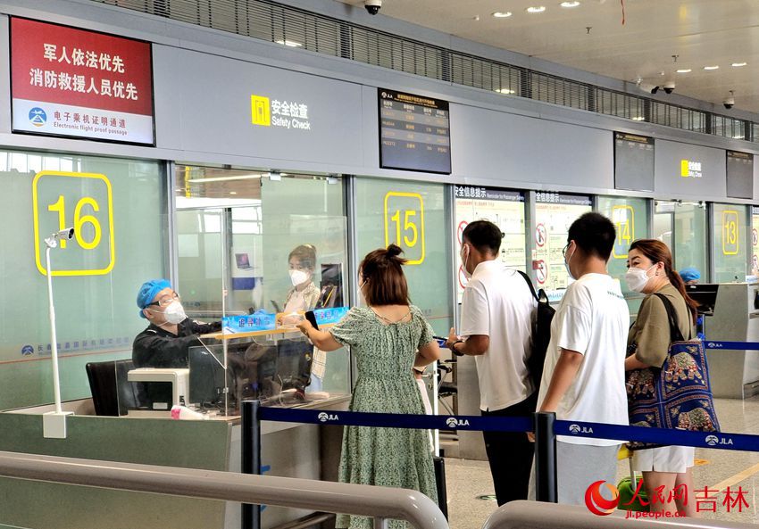 旅客辦理安檢。（人民網 關思聰攝）