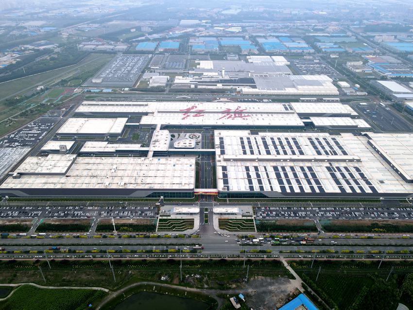 中國一汽紅旗繁榮工廠在長春西南角拔地而起。（中國一汽紅旗繁榮工廠供圖）