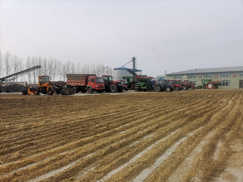 大型農機一字排開。