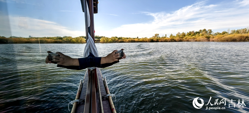 泛舟游覽。人民網 石天蛟攝