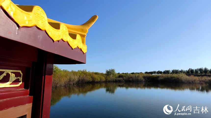 泛舟游覽。人民網 石天蛟攝