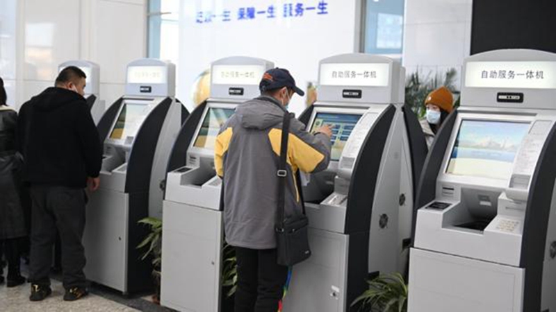 市民使用自助服務(wù)一體機(jī)辦理業(yè)務(wù)。(長春市社保局供圖)