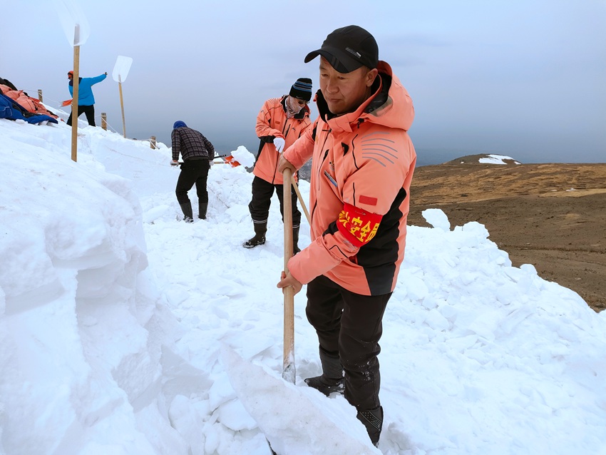 《吳金明 一年350天在長白山主峰的人》。丁剛 攝