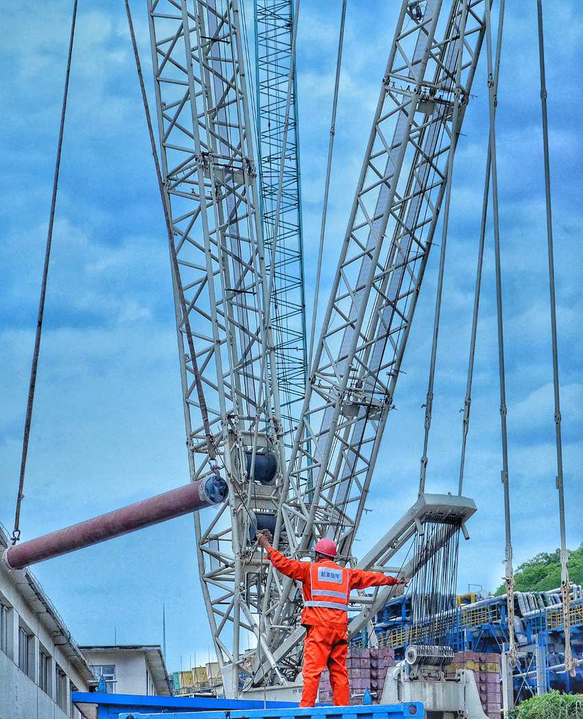 《吉化煉油大檢修》。何天林 攝