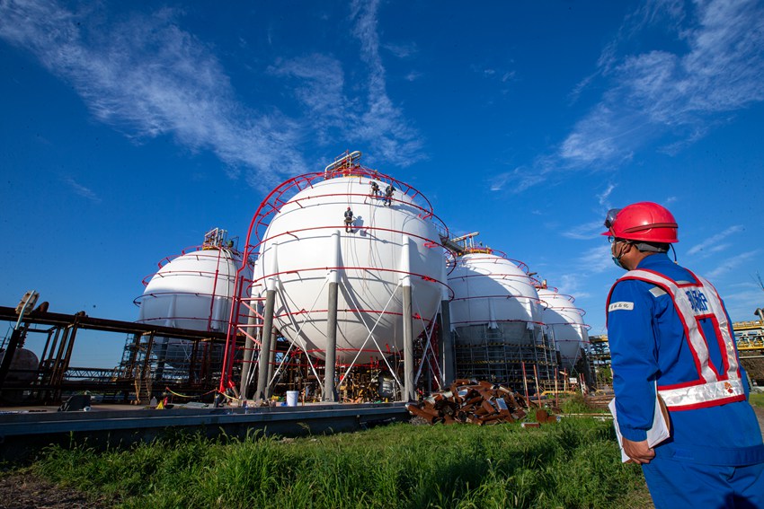 《提質(zhì)增效勇登攀》。胡海峰 攝