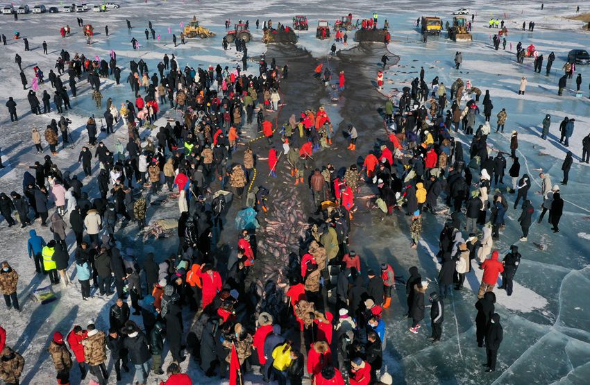 《哈爾淖大冬捕》。溫鵬 攝