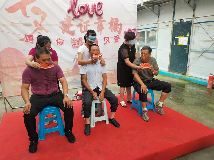 《農(nóng)民工的浪漫七夕》。李文卓 攝