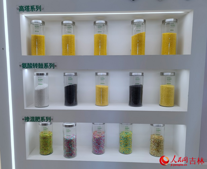 隆源農業生產的不同類型的肥料。人民網 馬俊華攝
