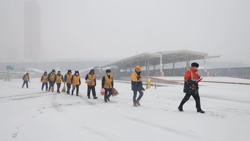 長春車務段長春東站站長張彥龍組織10名干部職工列隊出場作業。吳婷 攝】