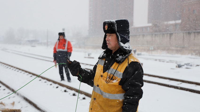 長春車務段長春東站車站值班員王志國使用安全繩為作業人員現場防護。 吳婷 攝