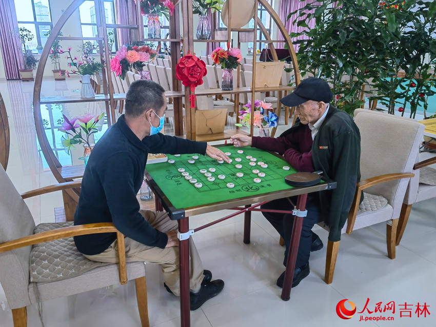 老人在活動娛樂中心下棋。人民網(wǎng) 馬俊華攝