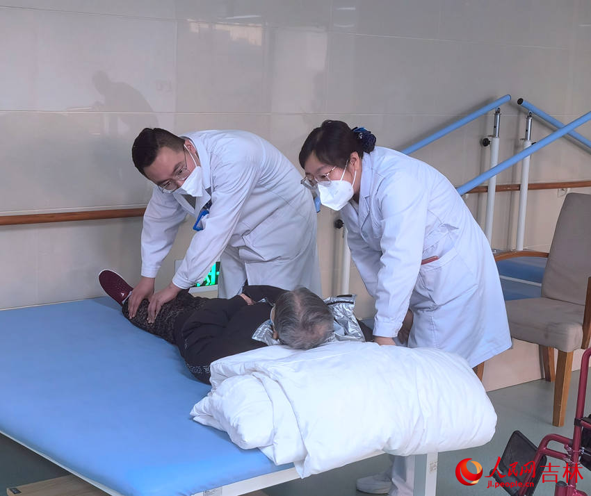 醫(yī)生在康復(fù)大廳給老人理療。人民網(wǎng) 馬俊華攝