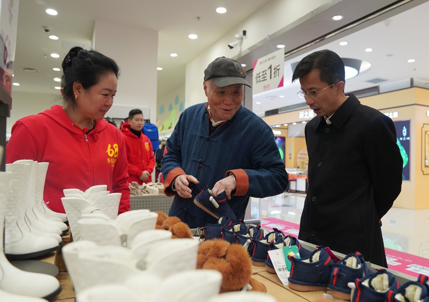 歐亞集團黨委書記、董事長曹和平在營業(yè)現(xiàn)場檢查工作