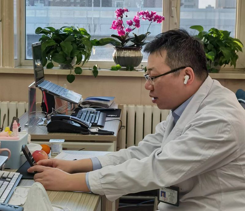 醫生通過手機視頻遠程問診。(吉林大學中日聯誼醫院供圖)