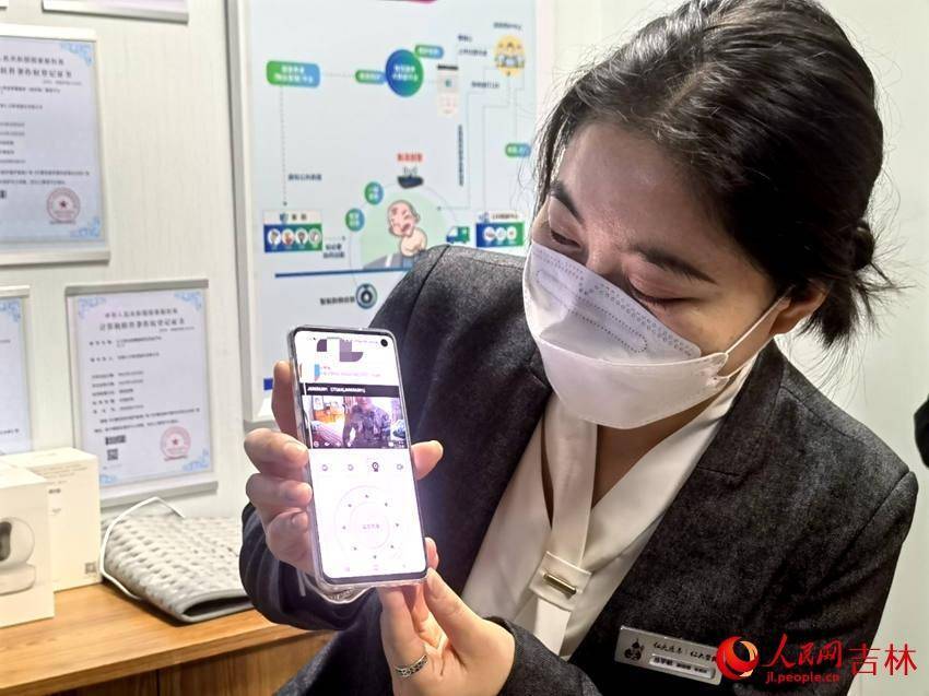 叢宇航通過手機APP和居家養老的老人遠程通話。人民網 馬俊華攝