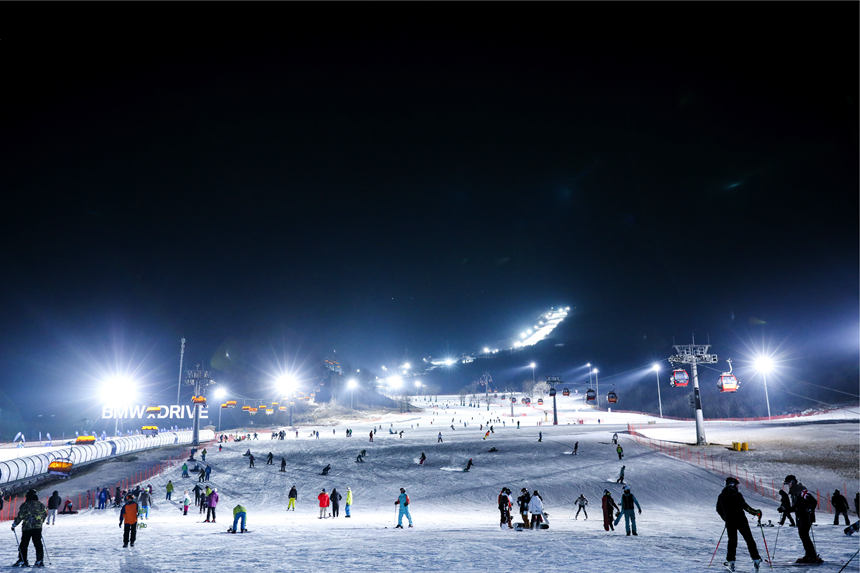 吉林市萬科松花湖滑雪場夜場。（吉林省文化和旅游廳供圖）