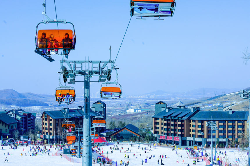 吉林市萬科松花湖B索吊椅。(吉林省文化和旅游廳供圖)