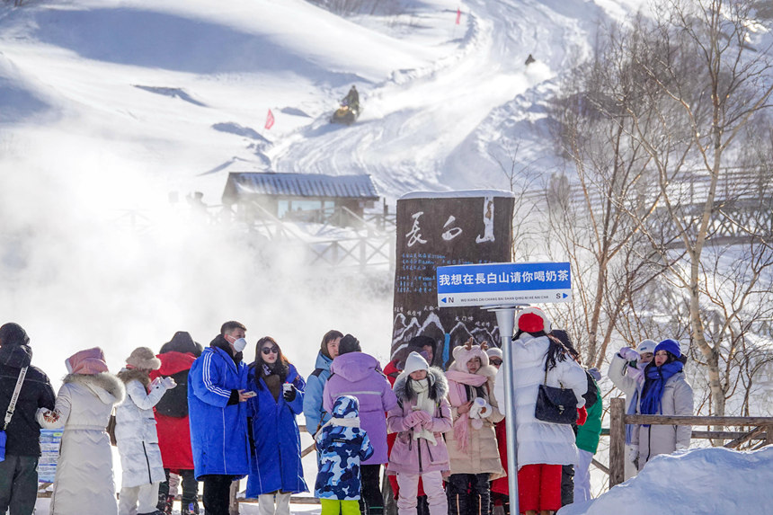 游客在長白山景區(qū)欣賞冬季美景。呂昊俊攝 