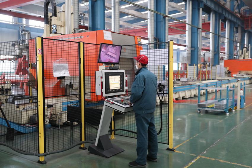 吉林啟星鋁業有限公司軌道車體鋁型材車間工人們緊張地忙碌著。夏景明攝