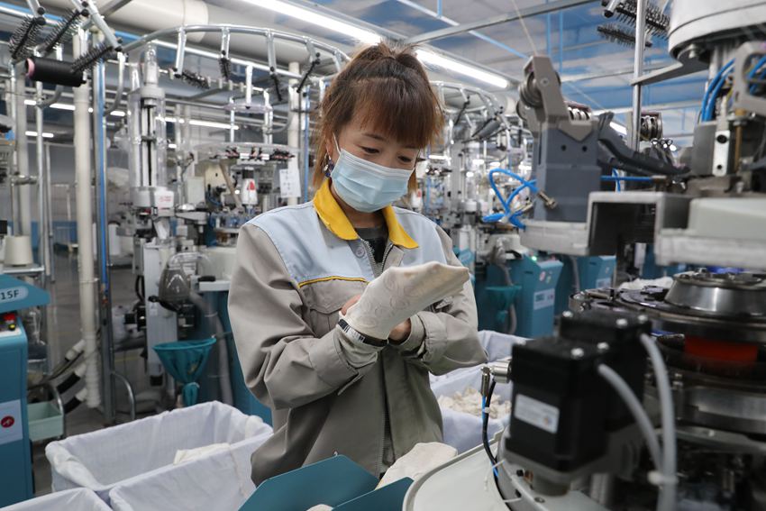 東豐縣聯博襪業加快紡織襪業科技投入,為做大做強襪業產業注入新活力。夏景明攝