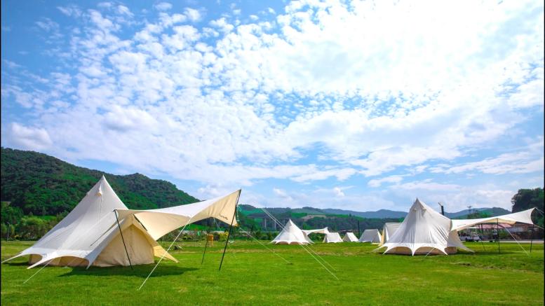 松花江生態(tài)旅游風(fēng)景區(qū)內(nèi)供游客露宿的帳篷。