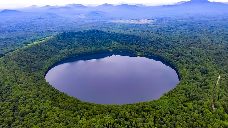風(fēng)光秀麗的瑪珥湖。
