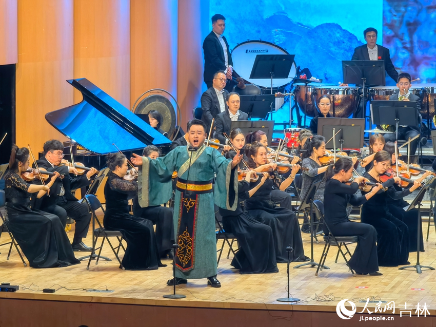 男聲獨唱《這一拜》。人民網 馬俊華攝