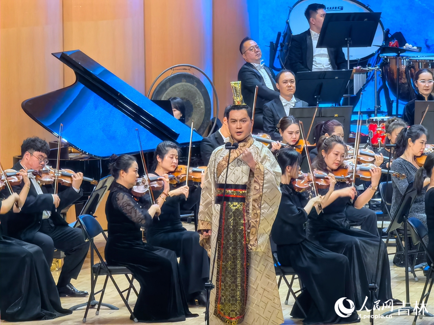 男生獨唱《短歌行》，人民網 馬俊華攝