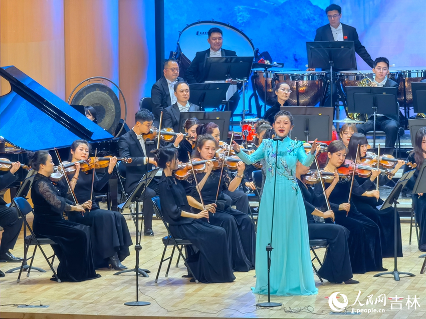 女生獨唱《女兒情》。人民網 馬俊華攝