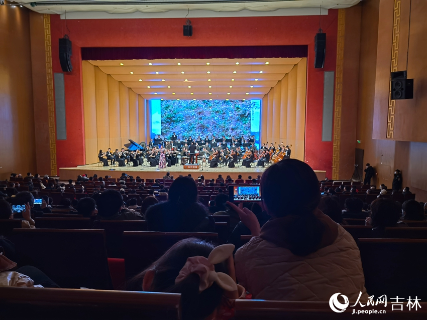 現場觀眾拍照留念。人民網 馬俊華