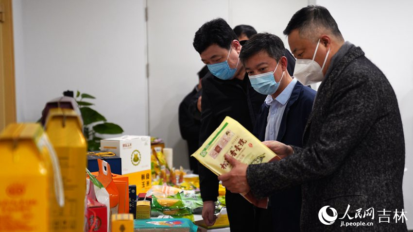 嘉賓參觀現(xiàn)場長春大米和鮮食玉米展區(qū)。人民網 石天蛟攝