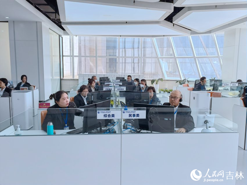 “12348”公共法律服務(wù)熱線中心。人民網(wǎng) 馬俊華攝