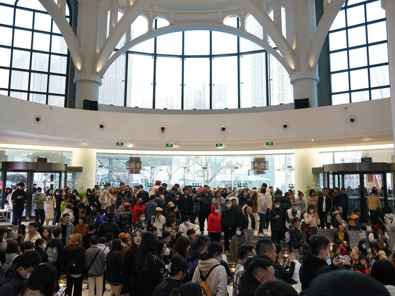 商場中聚集的客流。人民網李洋攝