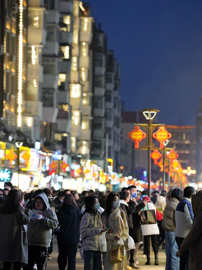 近日，長(zhǎng)春桂林路商業(yè)街區(qū)的客流量猛增。人民網(wǎng) 李洋攝