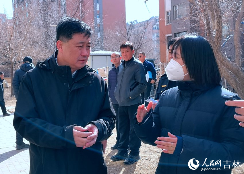 調研組工作人員與物業工作人員交流。人民網 馬俊華攝